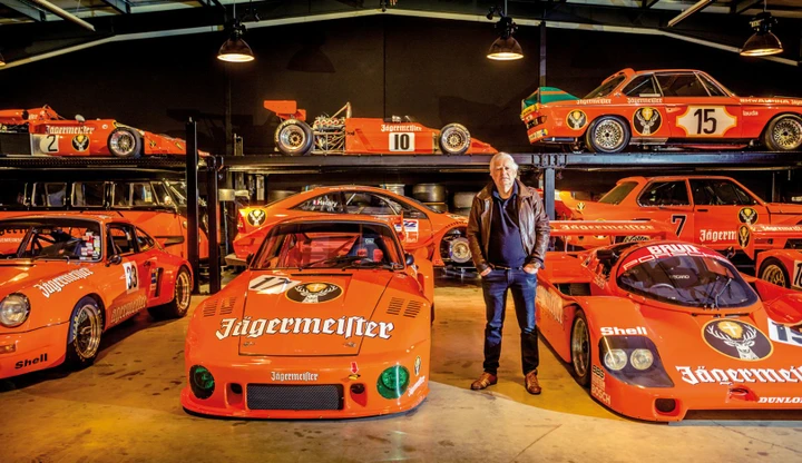 Porsche: auto da collezione Jägermeister in un garage