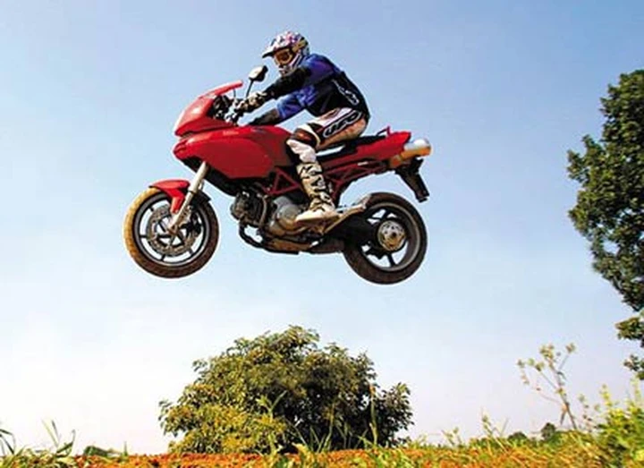Foto del giorno: salto con la Multistrada