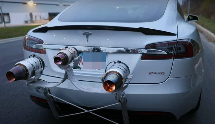 La Tesla Model S con motori a reazione esiste davvero [Video]