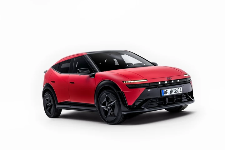 Hyundai IONIQ 3 debutta come hatchback BEV compatta: fino a 496 km di autonomia