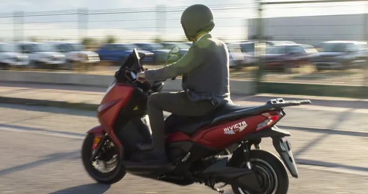 Invicta Electric Neila: lo scooter elettrico economico che sfida i maxi scooter