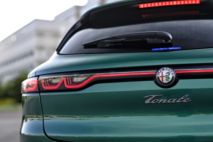 Alfa Romeo, ufficiale la rinuncia al 100% elettrico: la nuova strategia in un mercato chiave