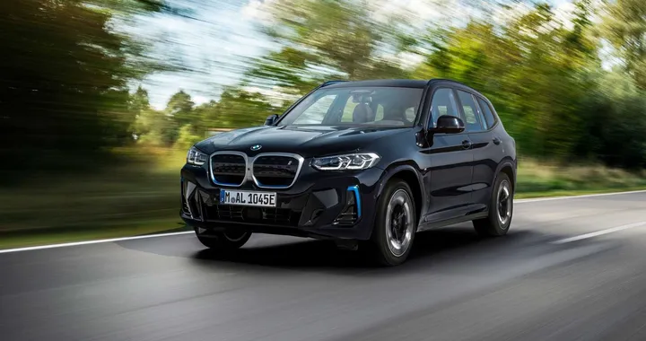 Bmw iX3: svelato il restyling del SUV 100% elettrico