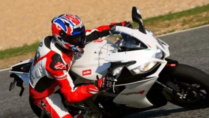 TEST: Faccia a faccia con la Aprilia RSV4 R