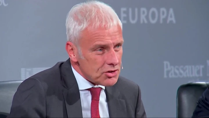 VW contro Tesla: produce a stento 80 mila auto e licenzia i dipendenti