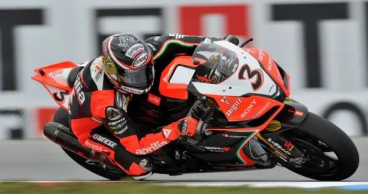 SBK Nurburgring, Gara1: vince Max Biaggi, Melandri out. Tripletta Aprilia sul podio.