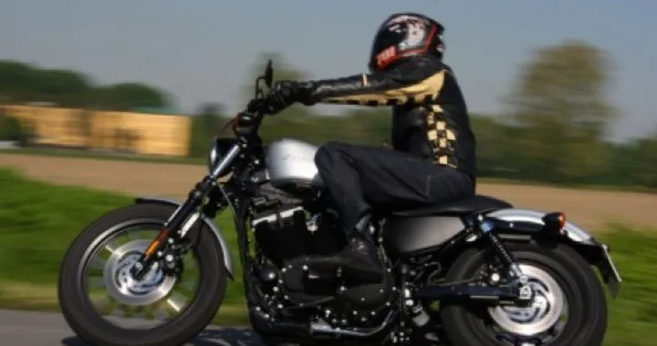 Test Harley Davidson 883 Iron, the iron bike