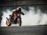KTM 990 Duke 2024: innovazione e prestazioni al vertice [FOTO]