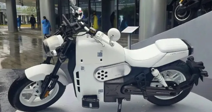 Chery debutta nelle moto: una cruiser ibrida e uno scooter da 200 km