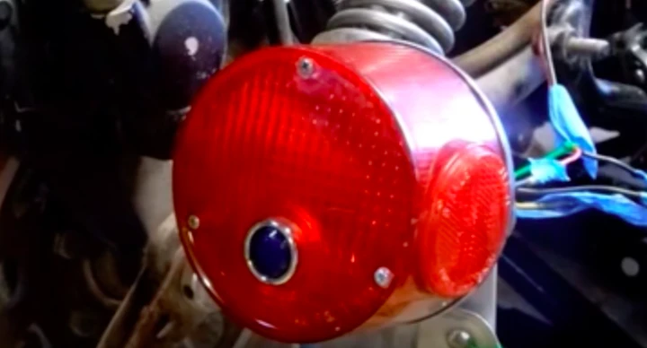 Luce blu per aumentare la sicurezza in moto [Video]