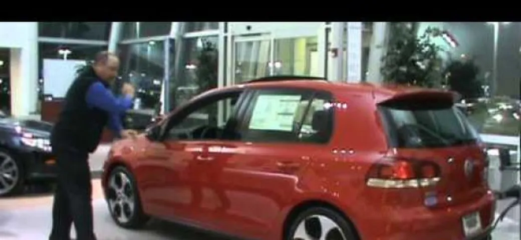 Video: concessionario Volkswagen prova la qualità della Golf