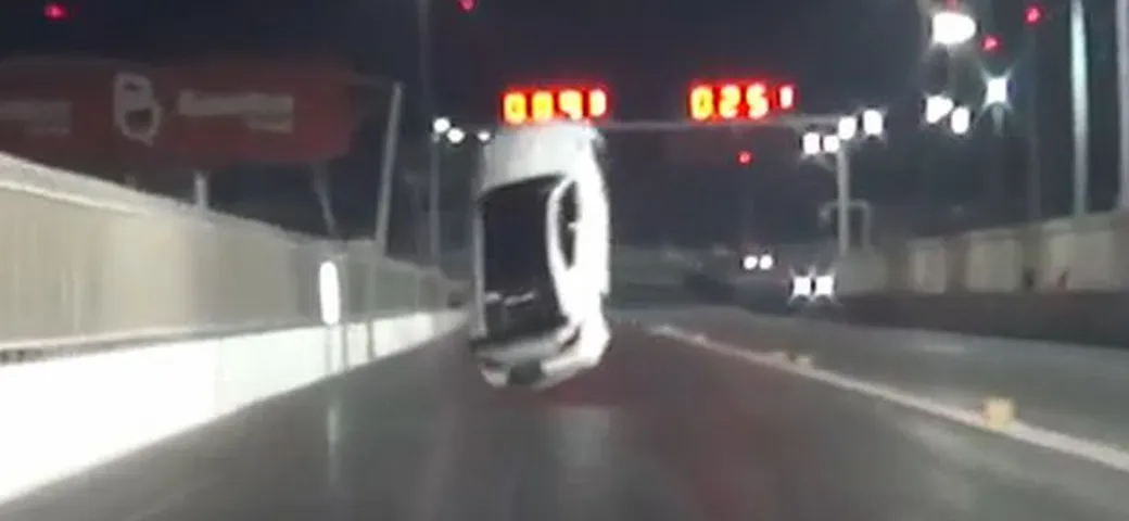 Il dragster perde aderenza e vola fuori dal circuito [Video]