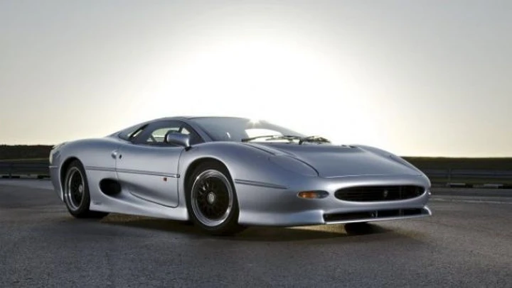 Jaguar: la XJ220 festeggia i vent'anni