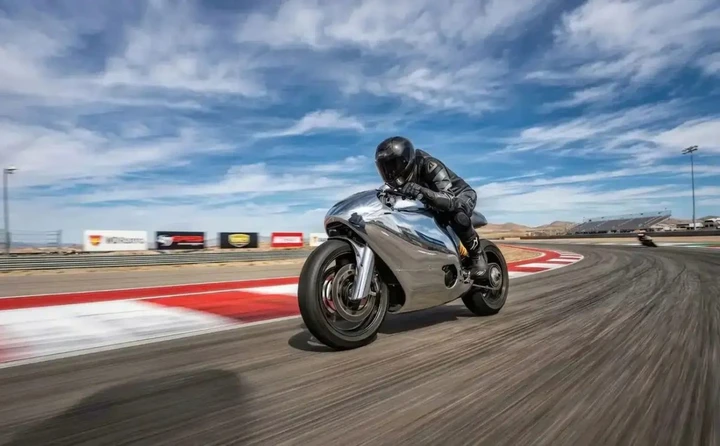 Bandit9 trasforma la Ducati Monster 821 in una scultura su due ruote