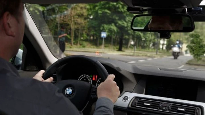Bmw: sistema di assistenza alla svolta