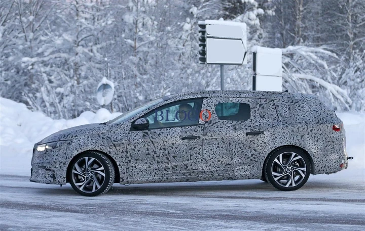 Renault Megane SporTour 2016: foto spia sulla neve