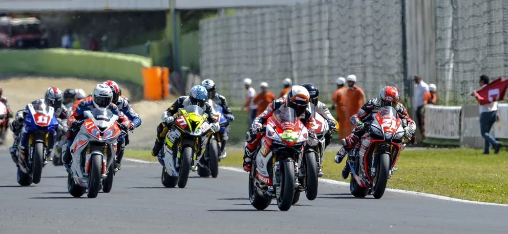 CIV Vallelunga 2015: Doppietta di Pirro (SBK), Bezzecchi nuovo leader Moto3