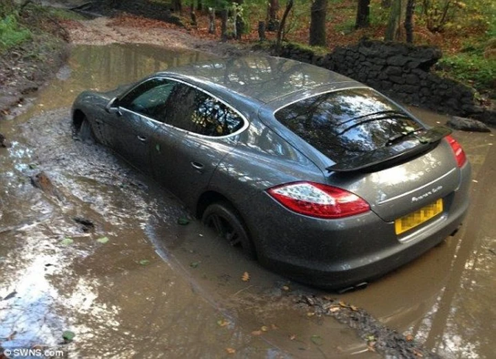 La Porsche Panamera finisce nell'acquitrino. Colpa del navigatore?