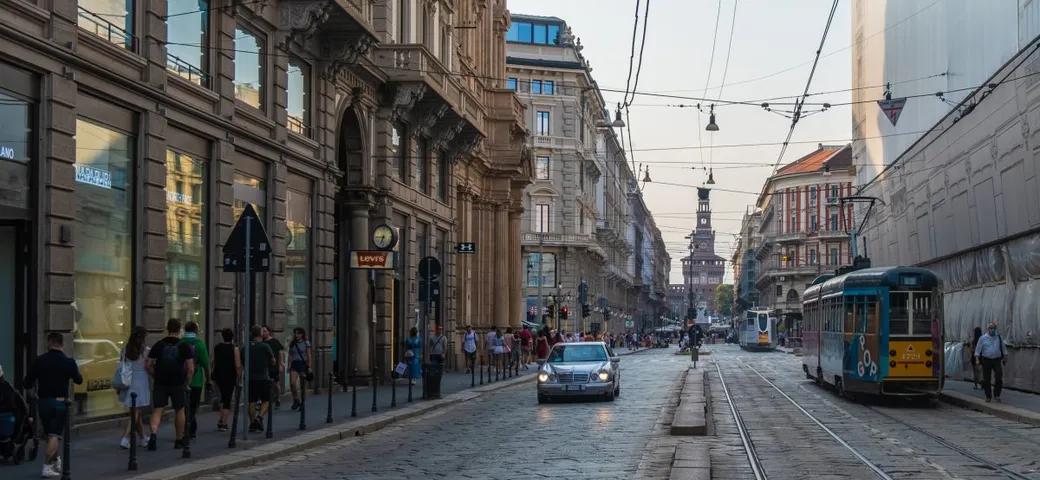A Milano vogliono meno parcheggi e più autovelox: malcontento fra la gente