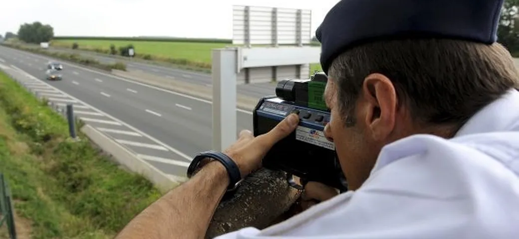Francia: patente sospesa a chi segnalava su Facebook le posizioni degli autovelox