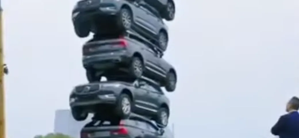 Volvo costruisce una scenografica torre con... sette XC60 impilate [Video]