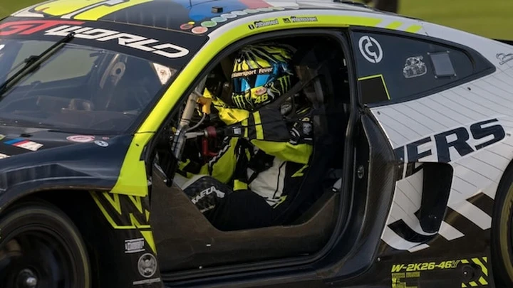 Valentino Rossi perde la portiera della BMW in piena gara: costretto a rientrare ai box