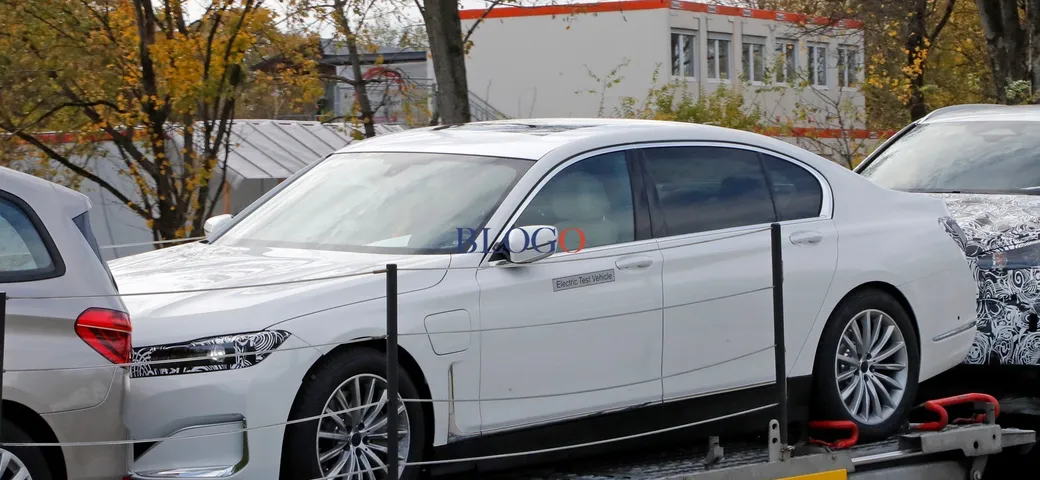 BMW i7: le foto spia