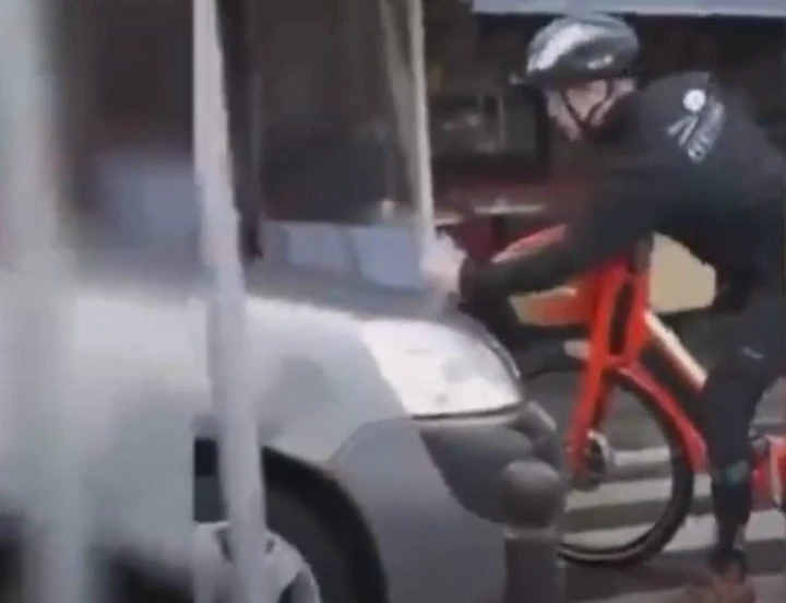 Shock: automobilista prende a pugni un ciclista e lo getta nel fiume [Video]