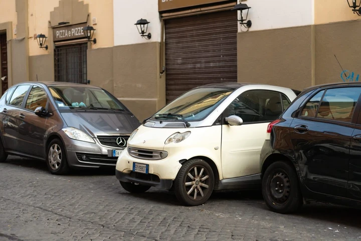 Parcheggiare di traverso potrebbe diventare legale: ecco quali auto potranno farlo