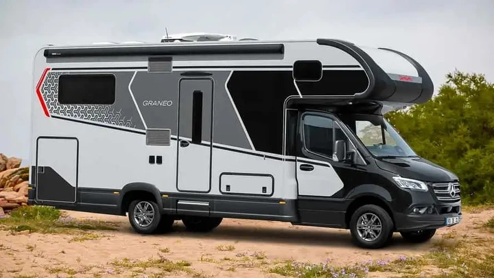 Il mega camper che può fare a meno dei campeggi: ha 650 Ah di batterie e 232 litri d’acqua