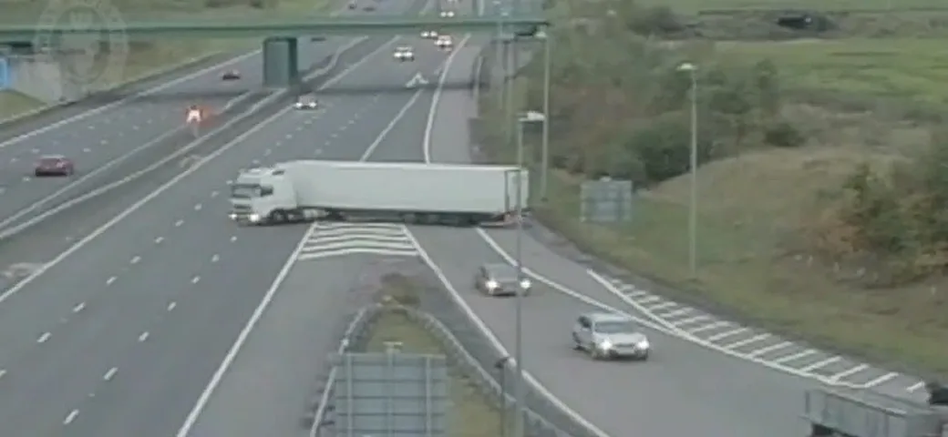 Camion contromano in autostrada: il video