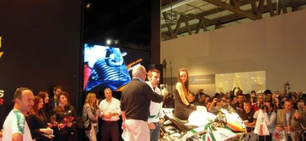 Max Biaggi intervistato da Motoblog all'Eicma di Milano