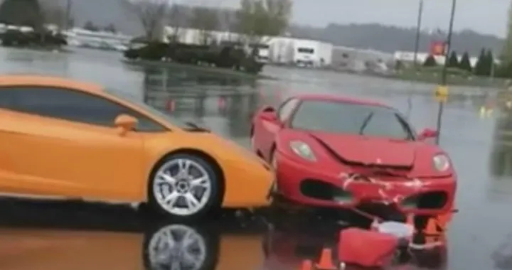 Ferrari contro Lamborghini: il crash durante l'esercizio di guida [Video]