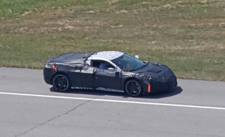 Corvette a motore centrale: foto spia su strada