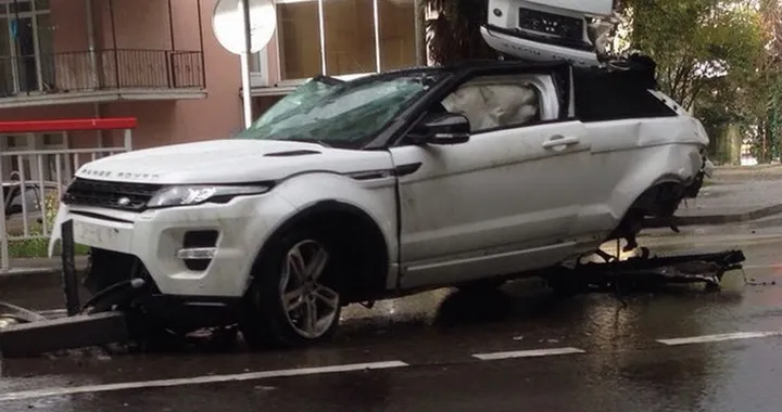 La Range Rover Evoque cade dal cavalcavia