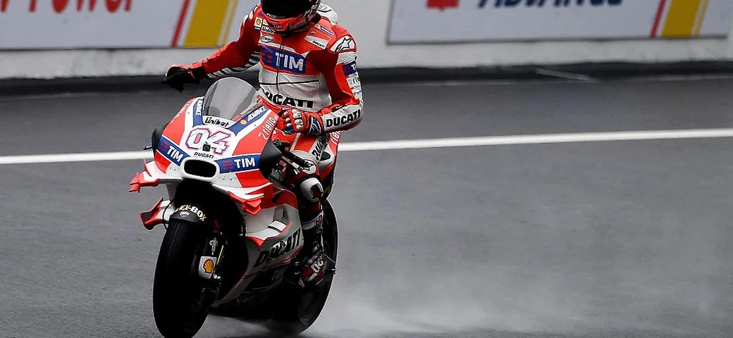 Andrea Dovizioso mette all'asta la sua tuta per i bambini di Amatrice
