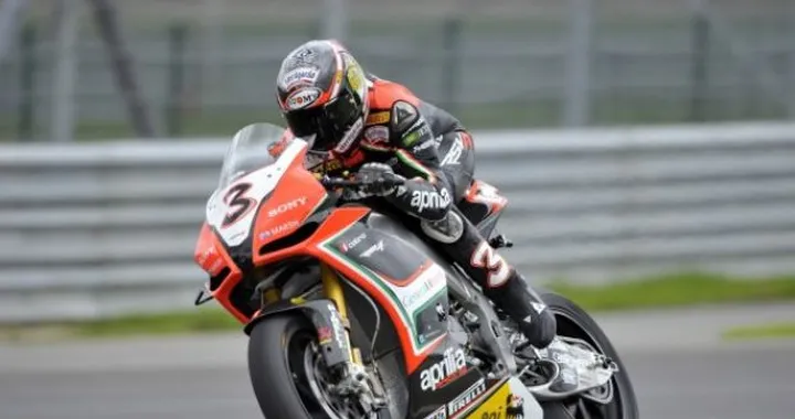 Nurburgring coi "botti". Biaggi cade ma recupera la testa del mondiale. Melandri da ... "peccato mortale"