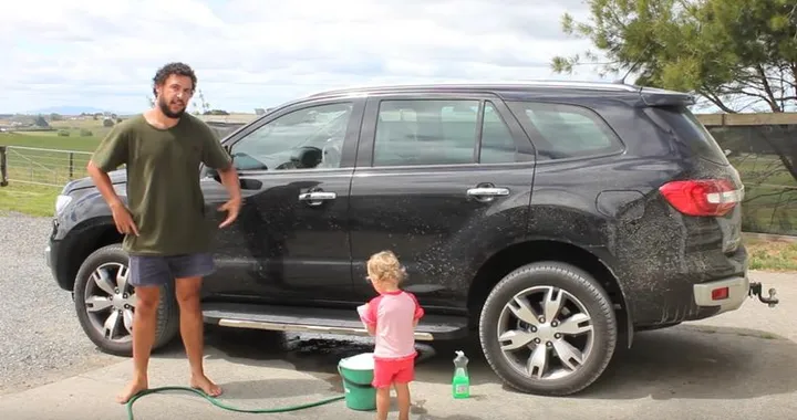 Lavare la macchina con un bambino: ecco come si fa [VIDEO]