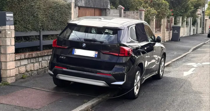Auto elettrica, il cavo di ricarica può attraversare il marciapiede? Si rischiano fino a 750 euro