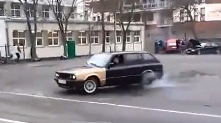 Epic Fail della vecchia BMW: il drift finisce col botto [Video]