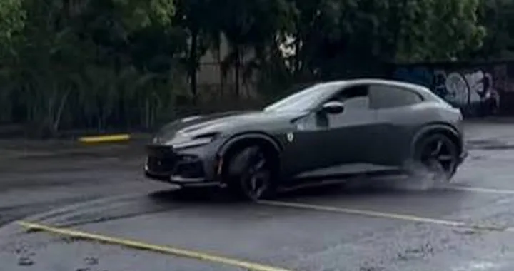 Ferrari Purosangue fa i donut sull'asfalto bagnato | Video