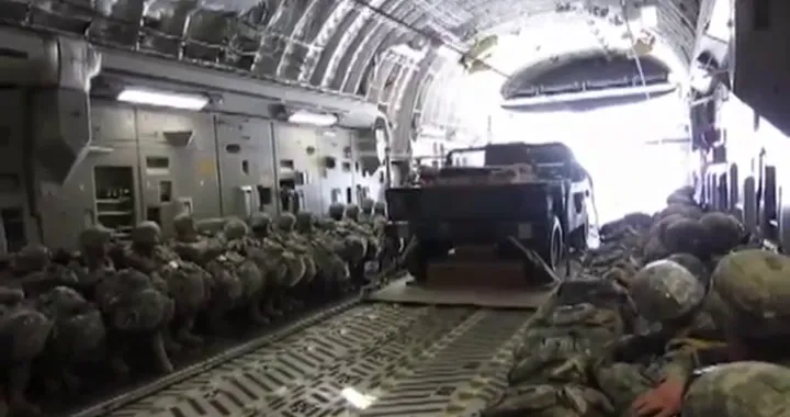 Come un Humvee viene sganciato da un aereo militare