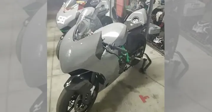 Una KTM sportiva su base 890: le prime foto
