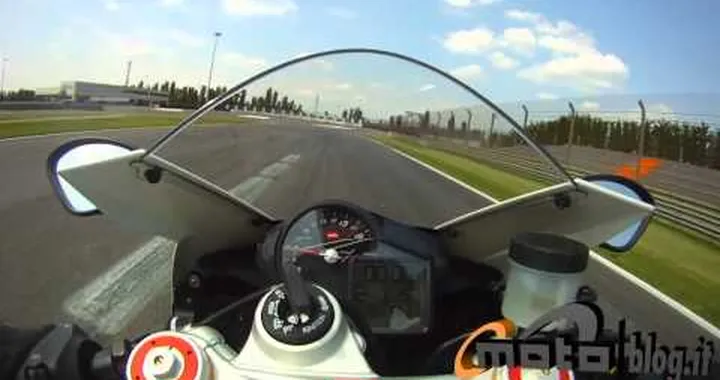 Aprilia RSV 4 R APRC 2011 parte 2/2  intervista.mp4