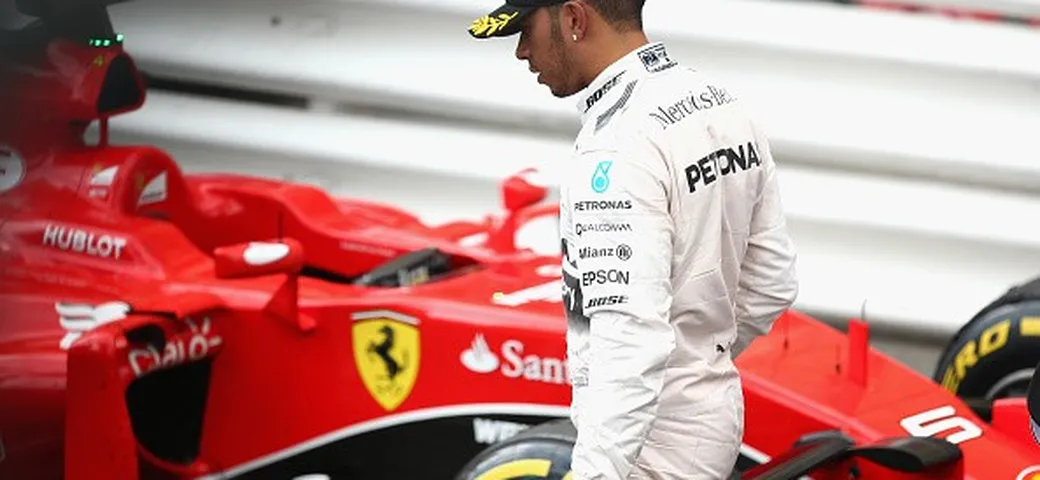 Lewis Hamilton, dal trionfo alla beffa. E la regia è tutta Mercedes