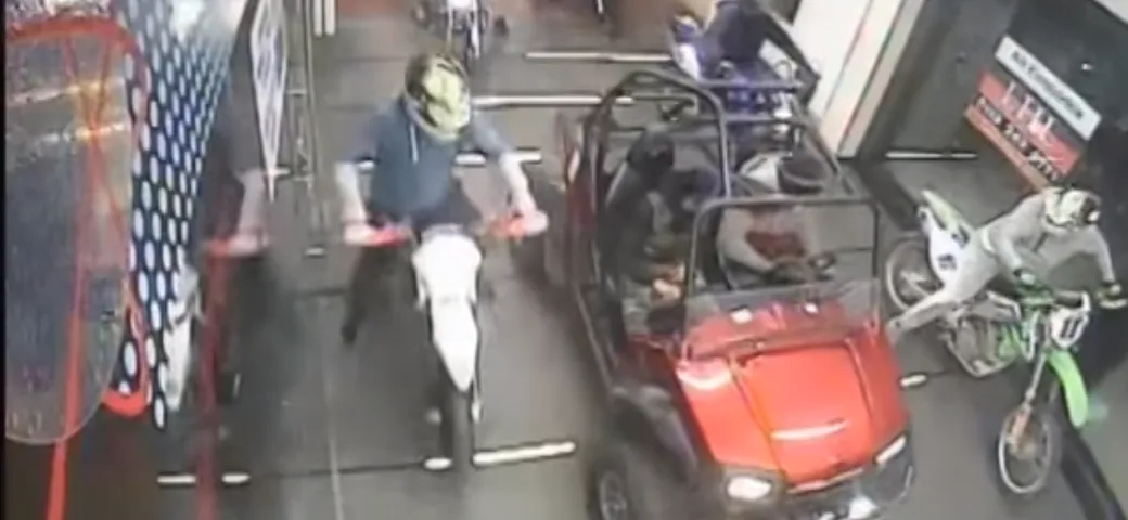 Raid moto a Halloween: 13 arresti a Leeds [Video]