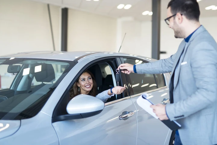 Auto cinesi alla conquista dell’Europa: nel 2036 potrebbero valere un’auto su tre