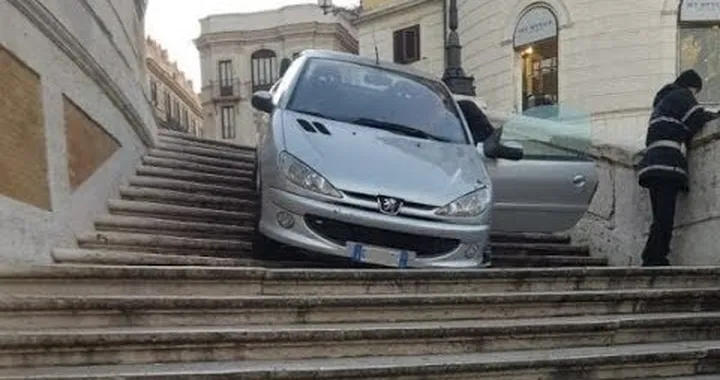 Roma: scende con l'auto da Trinità dei Monti sotto l'effetto dell'alcol
