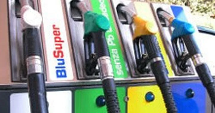 La benzina verde sfonda 1,4 euro al litro