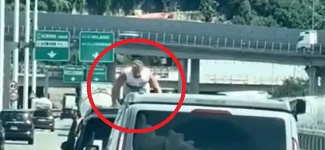 Flessioni sul tetto dell’auto in corsa: follia in autostrada